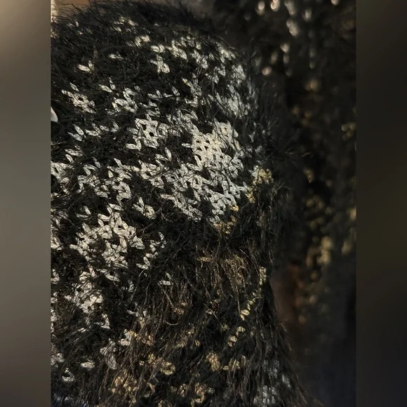House of Harlow shimmer sweater w metallic threads. Size XS. Excellent condition - Picture 2 of 6